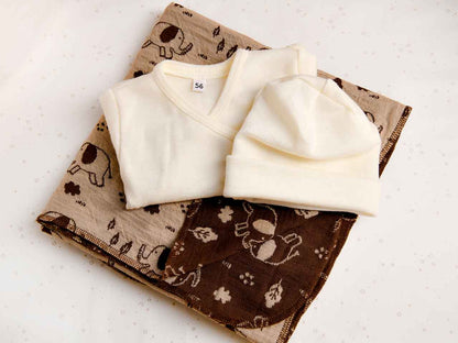 Set für Neugeborene: Dehnbares Mützchen für perfekten Sitz und Wickelbody für leichtes An- und Ausziehen. Hergestellt aus Bio-Merinowolle und Lyocell für höchsten Komfort. Perfekt als Geschenk oder als Coming-Home Outfit.