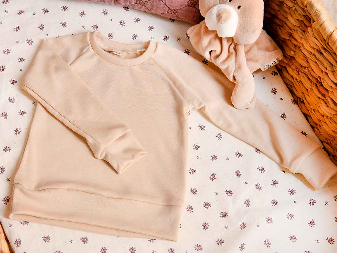 Langarmshirt aus Wolle Seide in der Farbe Beige für Babys im Alter von 0-2 Jahren.