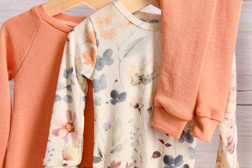 Langarmshirt aus Wolle Seide in der Farbe Rosa/Lachs für Babys im Alter von 0-2J Jahren.